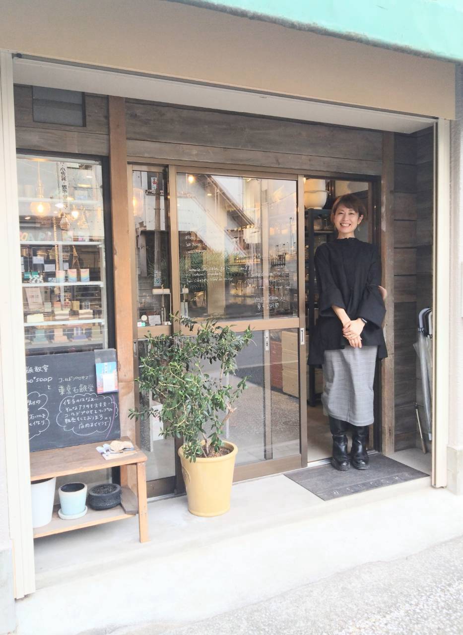 東京石鹸堂の店先に立つ女性